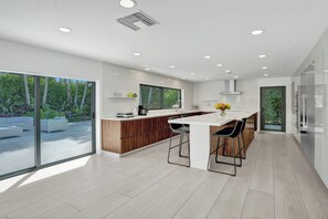 Micro-ondes, four, plaque de cuisson, lave-vaisselle