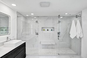 Shower, hair dryer, towels, soap - Spacious 4-bedroom house in Boca Raton with WiFi, AC (Boca Raton)