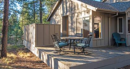 Spacious Sunriver retreat w/hot tub + bikes. Family + Pet Friendly!
