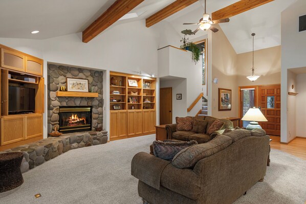 Smart TV, fireplace, DVD player, table football - Spacious Sunriver retreat w/hot tub + bikes. Family + Pet Friendly! (Sunriver)