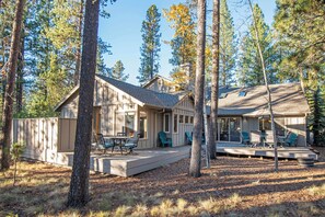 Outdoor dining - Spacious Sunriver retreat w/hot tub + bikes. Family + Pet Friendly! (Sunriver)