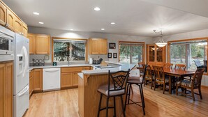Coffee/tea maker, fridge, microwave, oven - Spacious Sunriver retreat w/hot tub + bikes.  Family + Pet Friendly! (Sunriver)