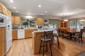 Fridge, microwave, oven, stovetop - Spacious Sunriver retreat w/hot tub + bikes. Family + Pet Friendly! (Sunriver)