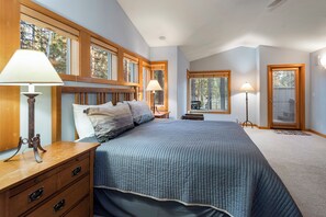 5 bedrooms, desk, travel cot, WiFi - Spacious Sunriver retreat w/hot tub + bikes.  Family + Pet Friendly! (Sunriver)