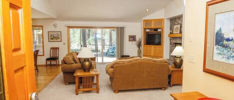 Smart TV, chimenea, reproductor de DVD, futbolito