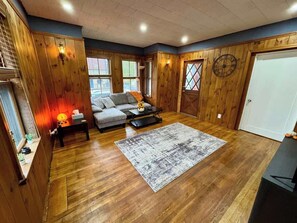 TV - Salem Haunted Happenings Retreat (Salem)