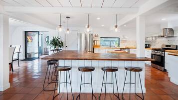 Microondas, horno, placa de cocina y lavavajillas