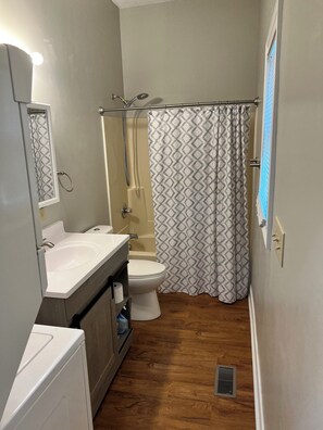 SĂšche-cheveux, serviettes fournies, savon, papier toilette