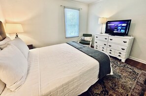 3 bedrooms, desk, iron/ironing board, free WiFi