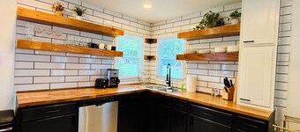 The Retro Rosé- quiet neighborhood close to everything