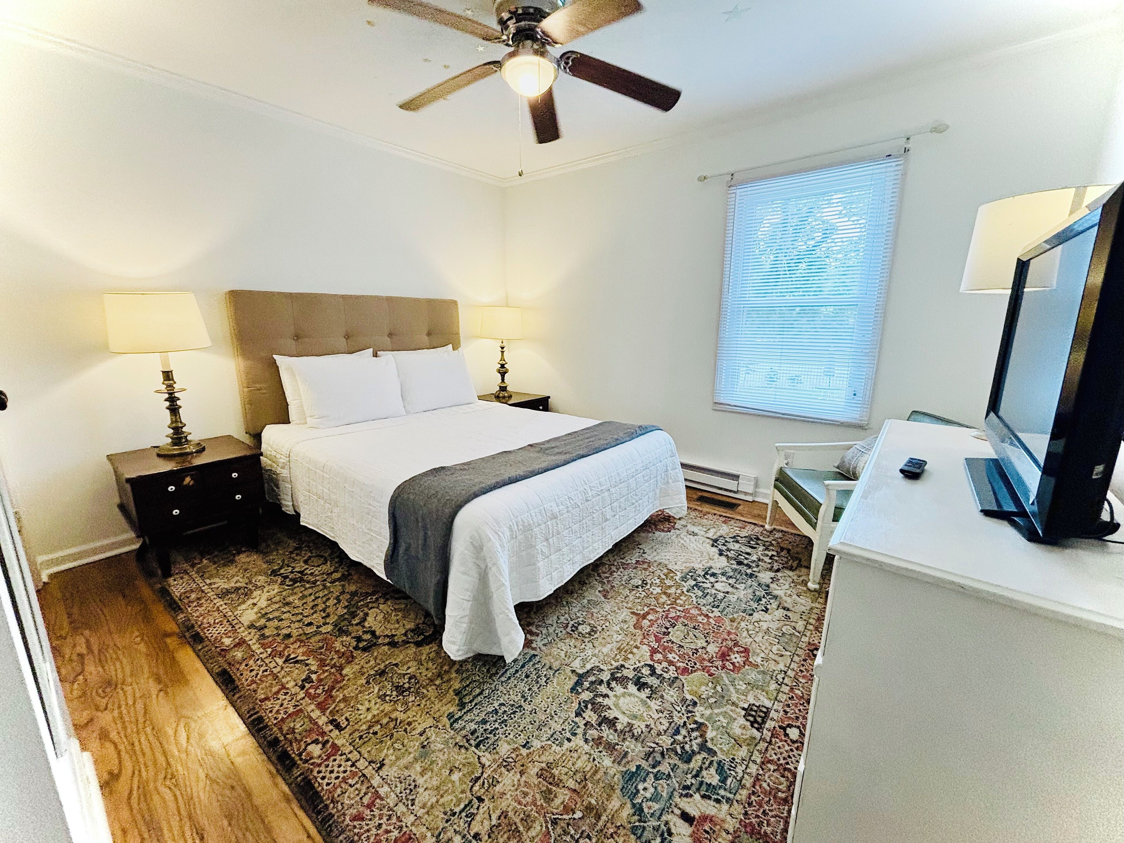 3 bedrooms, desk, iron/ironing board, bed sheets