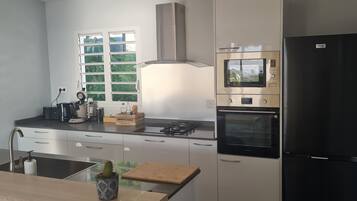 Refrigerador, microondas, horno y parrilla de estufa