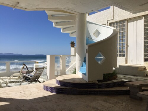 Beach front Villa w/4 bdrm. & 5 Bathrooms.  Steps to beach