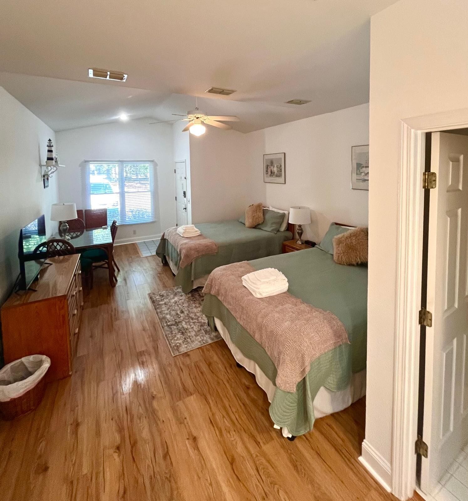 1 chambre, fer et planche à repasser, Wi-Fi gratuit, draps fournis