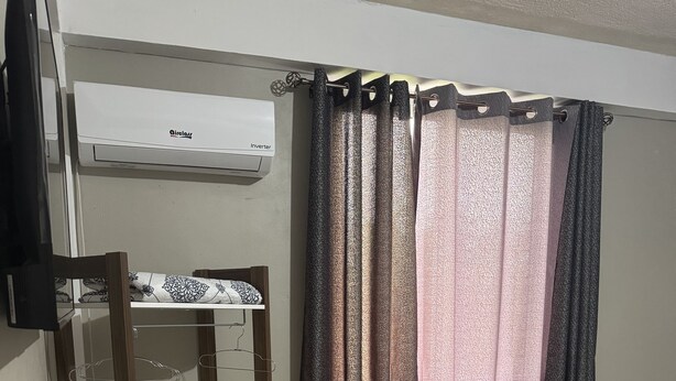Un dormitorio con literas, un escritorio con silla, un armario y una cama.