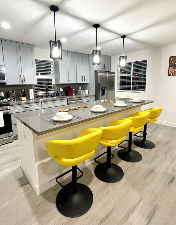 Microwave, oven, stovetop, dishwasher - Hollywood Hillside Retreat: A Modern Escape Near Universal Studios (Los Angeles)