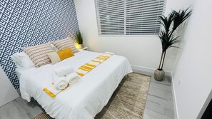 4 bedrooms, desk, iron/ironing board, WiFi - Hollywood Hillside Retreat: A Modern Escape Near Universal Studios (Los Angeles)