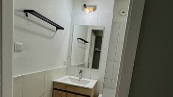 Serviettes fournies, papier toilette