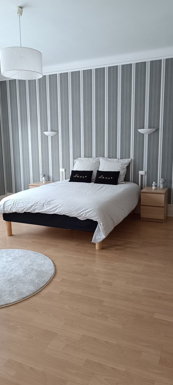 3 bedrooms, iron/ironing board, WiFi, bed sheets