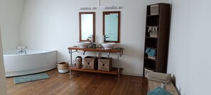 Een douche, handdoeken, toiletpapier