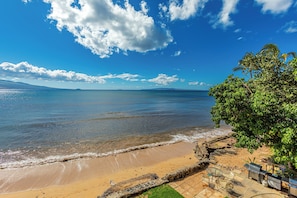 Sur la plage, chaise longue, serviettes de plage