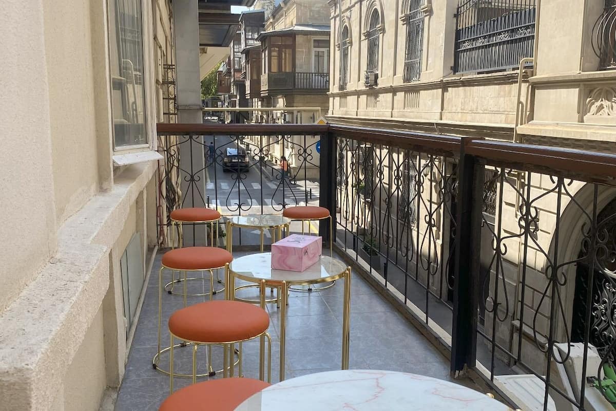 Dormitorio compartido clásico, balcón | Zona de estar