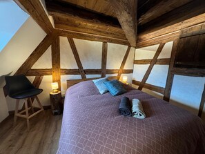 3 bedrooms, WiFi, bed sheets - Gite for 7 people in the heart of the wine route in a medieval village. (Dambach-la-ville)