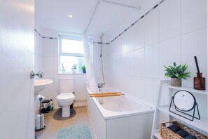 Sèche-cheveux, serviettes fournies, papier toilette