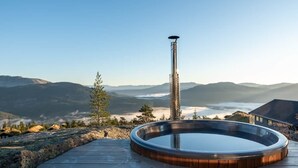 A hot tub on a wooden deck with a mountain view. - Wellness hut with panoramic view and home gym (Telemark)
