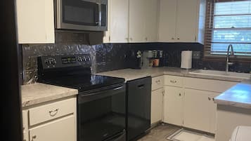 Réfrigérateur, micro-ondes, plaque de cuisson, lave-vaisselle