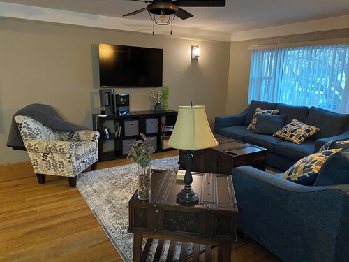 Spacious Beautiful Omaha Retreat - 2BR/1BA Apartment with All-Inclusive