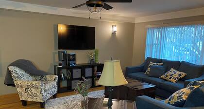 Spacious Beautiful Omaha Retreat - 2BR/1BA Apartment with All-Inclusive