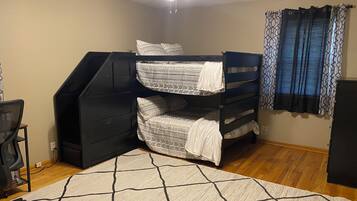 2 chambres, bureau, fer et planche Ă repasser, lit parapluie