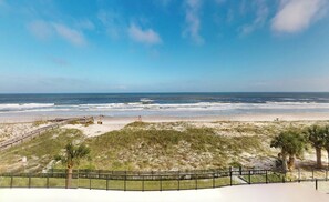 On the beach - Beachfront 2-bedroom condo with Gym, Pool, & WiFi, on Jacksonville Beach. (Jacksonville Beach)