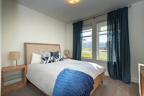 5 Schlafzimmer, Schreibtisch, Bügeleisen/Bügelbrett, Reisekinderbett