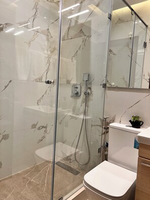Douche, serviettes fournies, savon, papier toilette