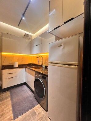 Kühlschrank, Ofen, Herdplatte, Wasserkocher