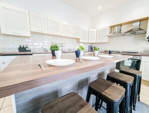 Full-size fridge, microwave, oven, stovetop