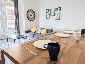 Großer Kühlschrank, Mikrowelle, Ofen, Herdplatte