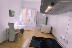 Réfrigérateur, four à micro-ondes, un four, vaisselle et ustensiles