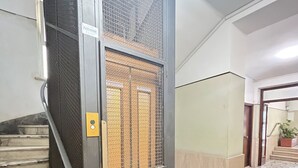 A staircase leading to a room with a metal door and a security keypad. - Stella Polare Sensorial Home (Rome)