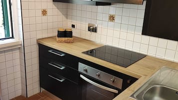 Refrigerador con congelador, horno, parrilla de estufa y lavavajillas