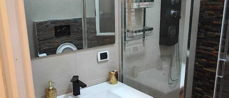 Quadruple Room | Bathroom