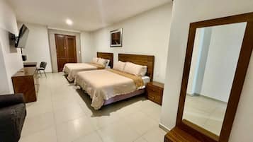 Caja de seguridad en la habitación y tabla de planchar con plancha