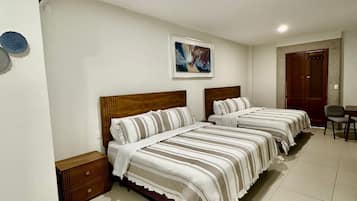 Quarto quádruplo luxo, sacada, vista para a cidade | Cofres nos quartos, ferros/tábuas de passar roupa, Wi-Fi de cortesia