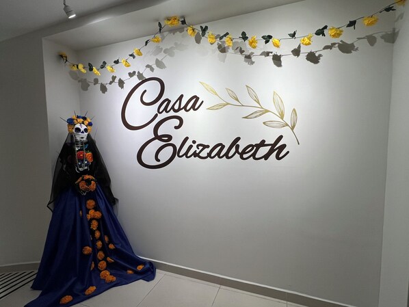 A wall with the text 'Casa Elizabeth' and a decorative garland. - CASA ELIZABETH (Oaxaca)