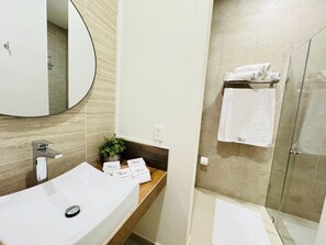 豪華四人房, 露台, 城市景 | 浴室 | 淋浴設備、風筒、提供毛巾、番梘