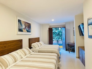 Deluxe vierpersoonskamer, balkon, uitzicht op stad | Een kluis op de kamer, een strijkplank/strijkijzer, gratis wifi