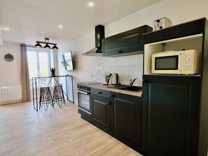 Private kitchen - D-DAY SUITES:Avallon 25m²/Centre Ville-/2pers/2min from train station/15min from Utah Beach (Carentan-les-Marais)