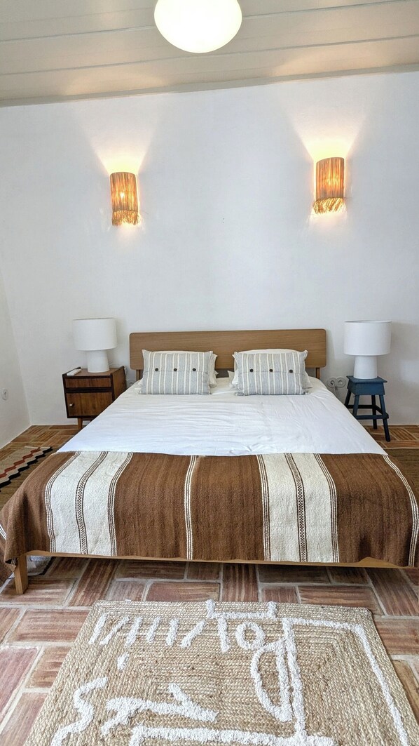 1 habitación, escritorio, tabla de planchar con plancha y cuna de viaje 